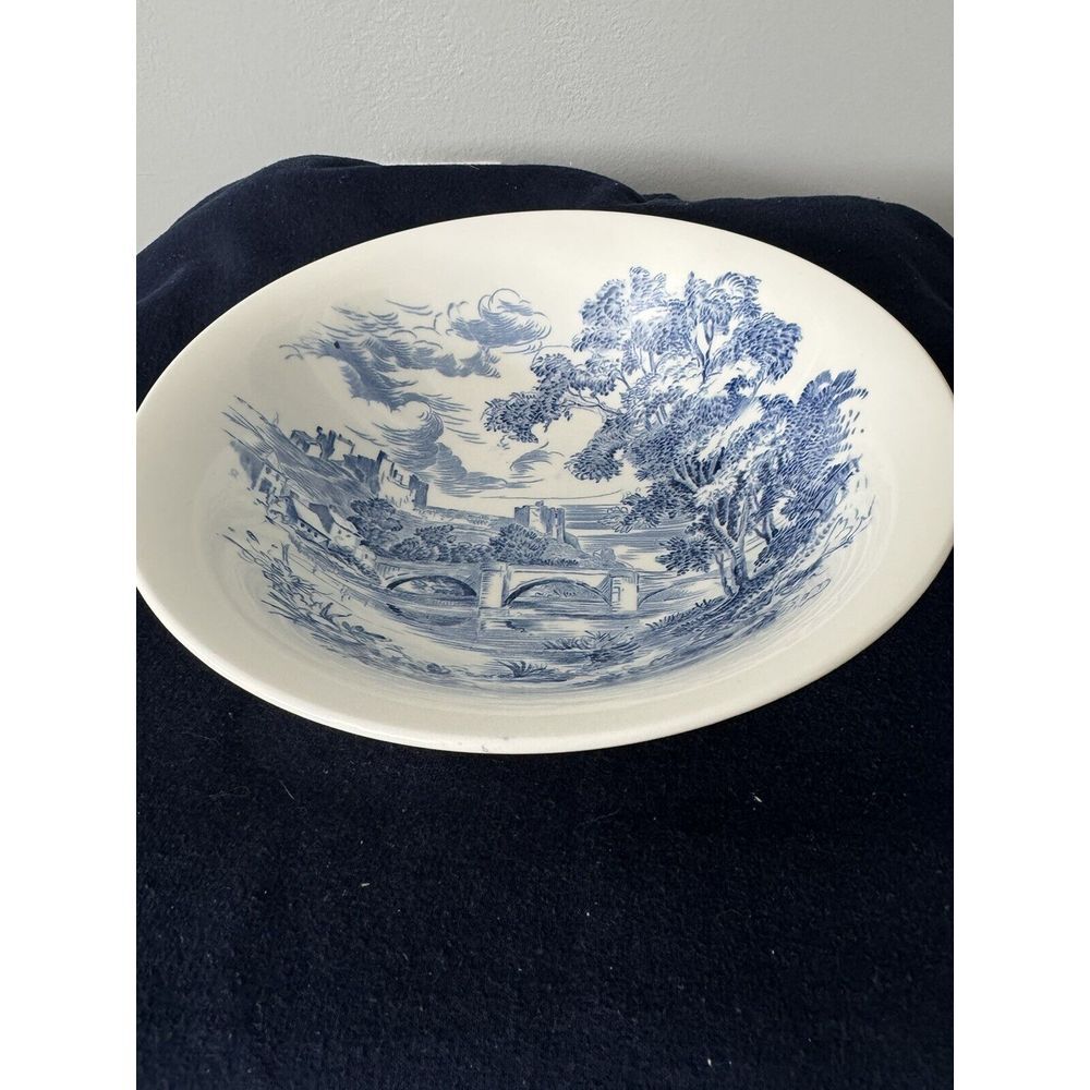 VINTAGE WEDGWOOD & CO LTD COUNTRYSIDE, ENGLAND 8.5"‎ WHITE BLUE  SERVING BOWL